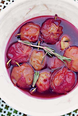 Plums with red wine and rosemary